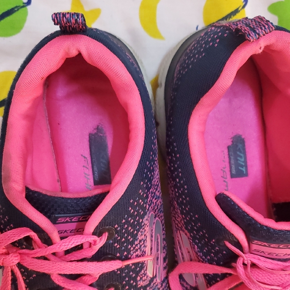 Skechers Womens 7.5 Black and Pink Knit Sneakers - Picture 3 of 6